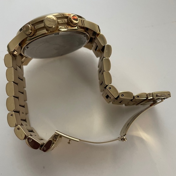 Men’s Oversized Gold Watch - Picture 3 of 4